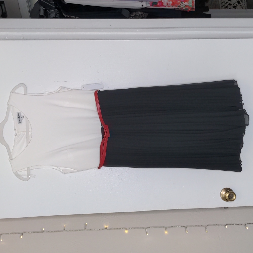 Shelby & Palmer sleeveless black and white pleated dress w red skinny belt sz 10